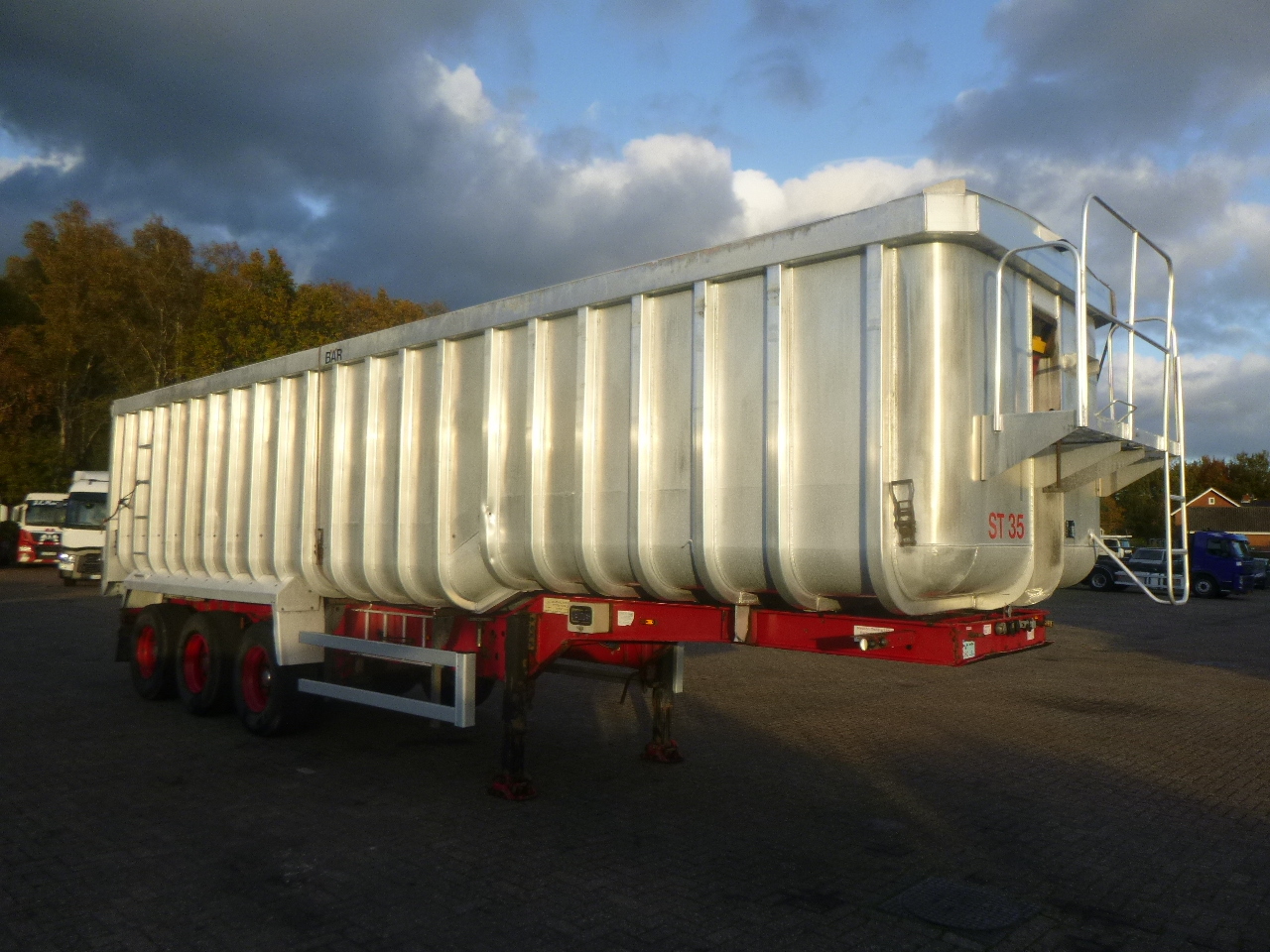 Самосвальный полуприцеп Montracon Tipper trailer alu 53.6 m3 + tarpaulin: фото 2