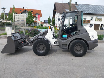 Компактный фронтальный погрузчик CATERPILLAR