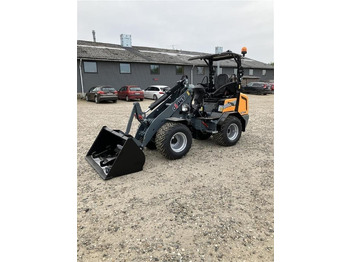 Компактный фронтальный погрузчик GiANT G2500HD Med skovl og pallegaffel: фото 2