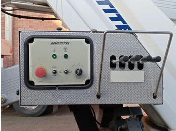 Грузовик с подъемником NISSAN