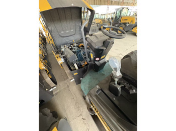 Каток тротуарный XCMG XD140VT 4ton small Light Diesel Vibratory Road Roller: фото 4 Каток тротуарный XCMG XD140VT 4ton small Light Diesel Vibratory Road Roller: фото 4