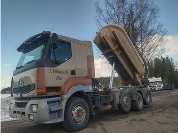 Грузовик-цистерна SISU