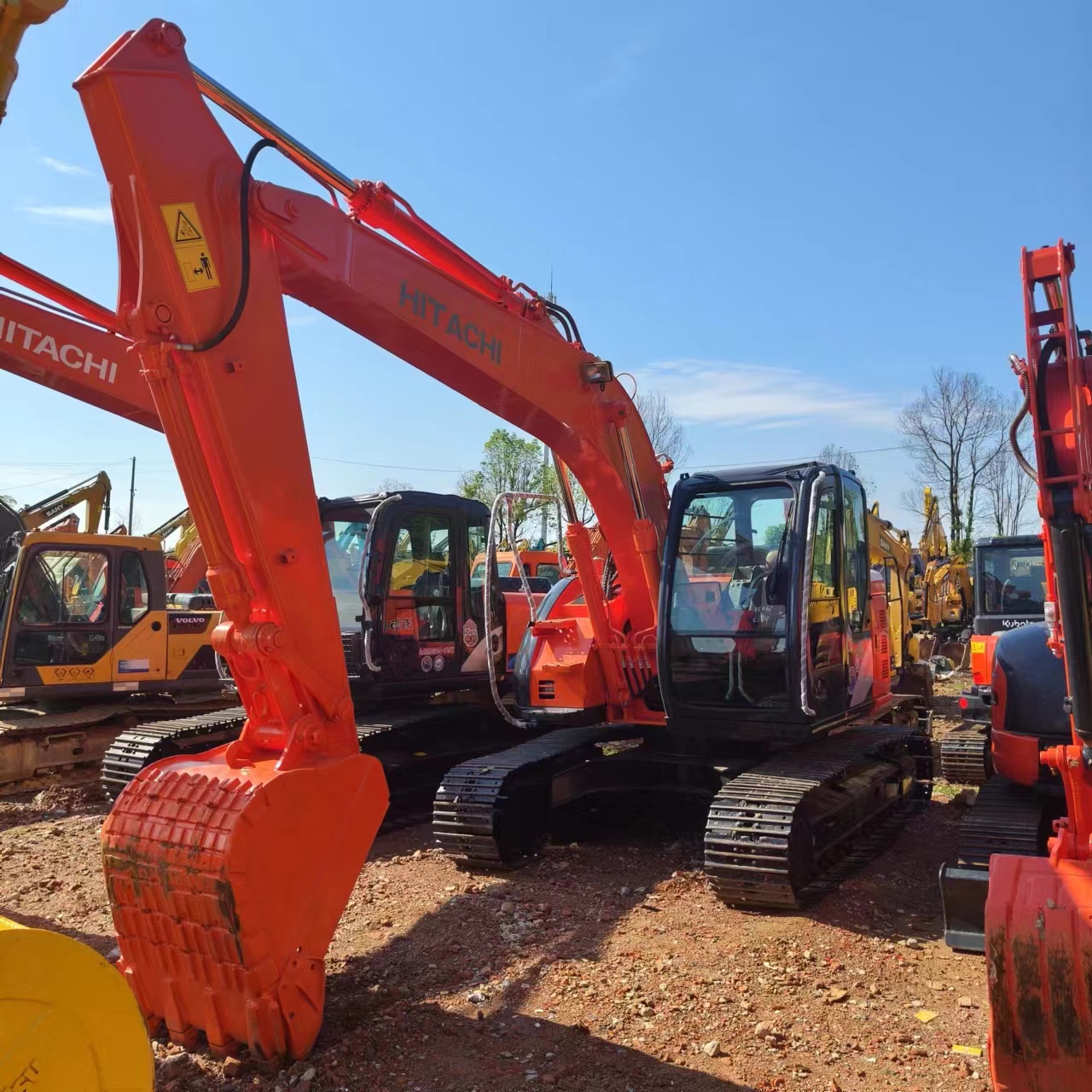 Гусеничный экскаватор HITACHI ZX135