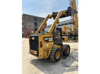Мини-погрузчик с бортовым поворотом CATERPILLAR