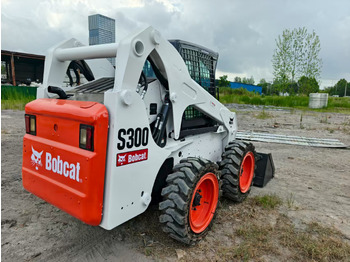 Мини-погрузчик с бортовым поворотом BOBCAT skid steer loader S300: фото 4