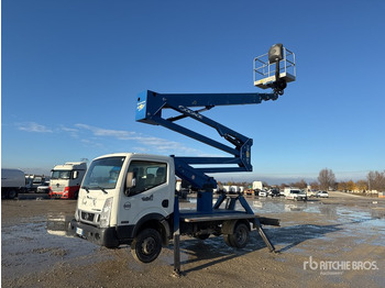 Грузовик с подъемником NISSAN