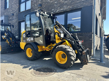 Компактный фронтальный погрузчик JCB