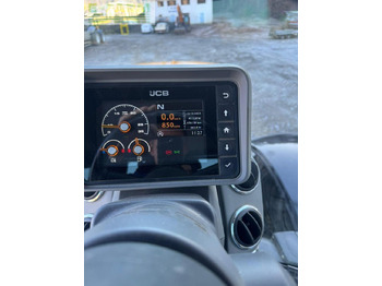 Трактор JCB 8330: фото 4