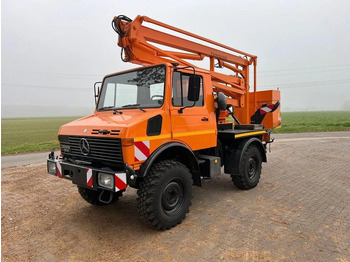 Грузовик с подъемником UNIMOG