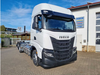 Грузовик-контейнеровоз/ Сменный кузов IVECO S-WAY