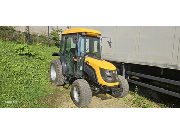 Трактор JCB