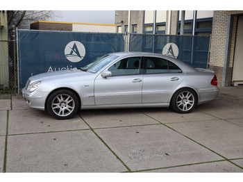 Седан MERCEDES-BENZ