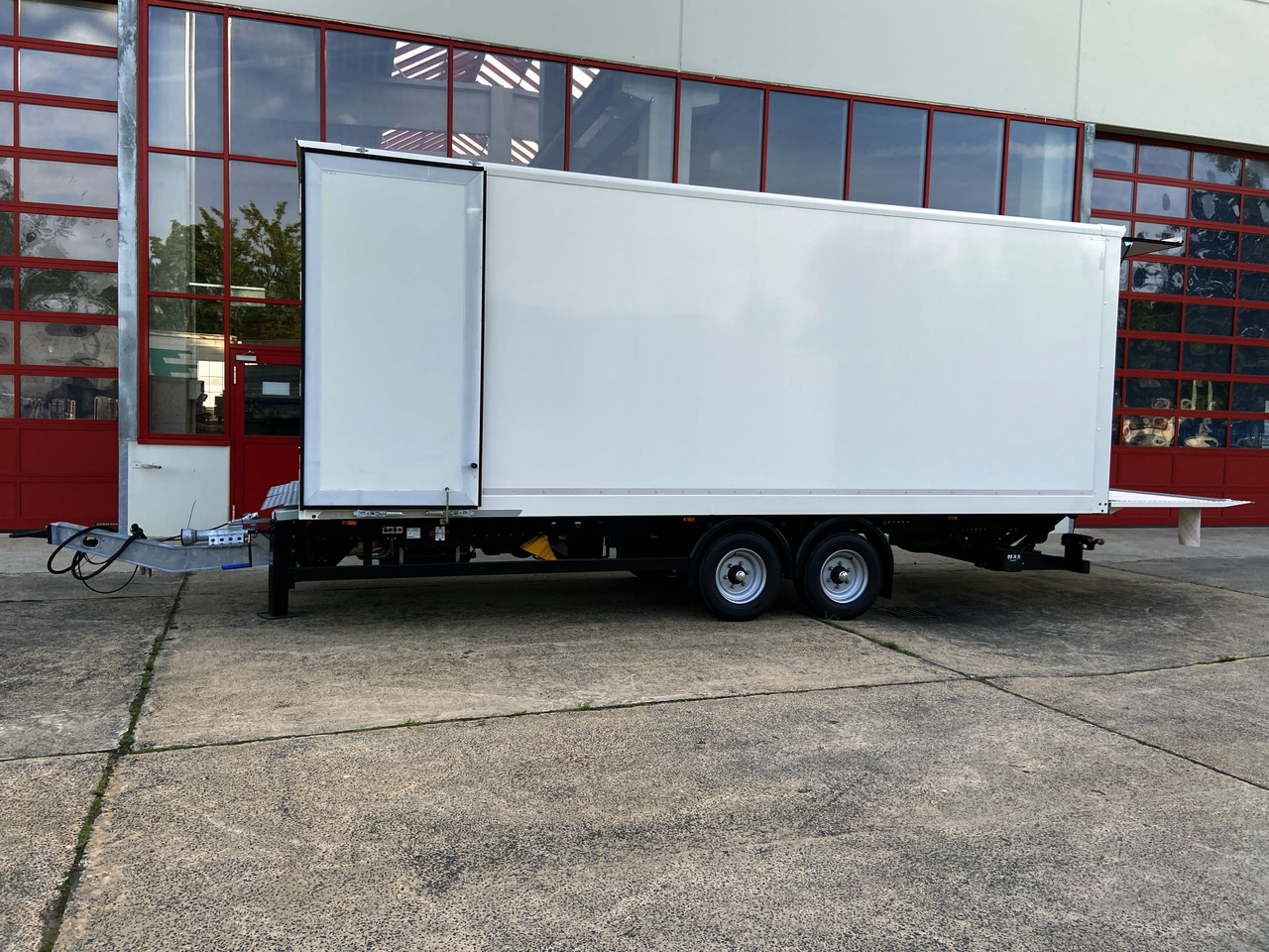Möslein TK0105D-L Weiß Tandem Koffer, Ladebordwand 1,5 t + DurchladbarNeufahrzeug -- - Прицеп-фургон: фото 3 Möslein TK0105D-L Weiß Tandem Koffer, Ladebordwand 1,5 t + DurchladbarNeufahrzeug -- - Прицеп-фургон: фото 3