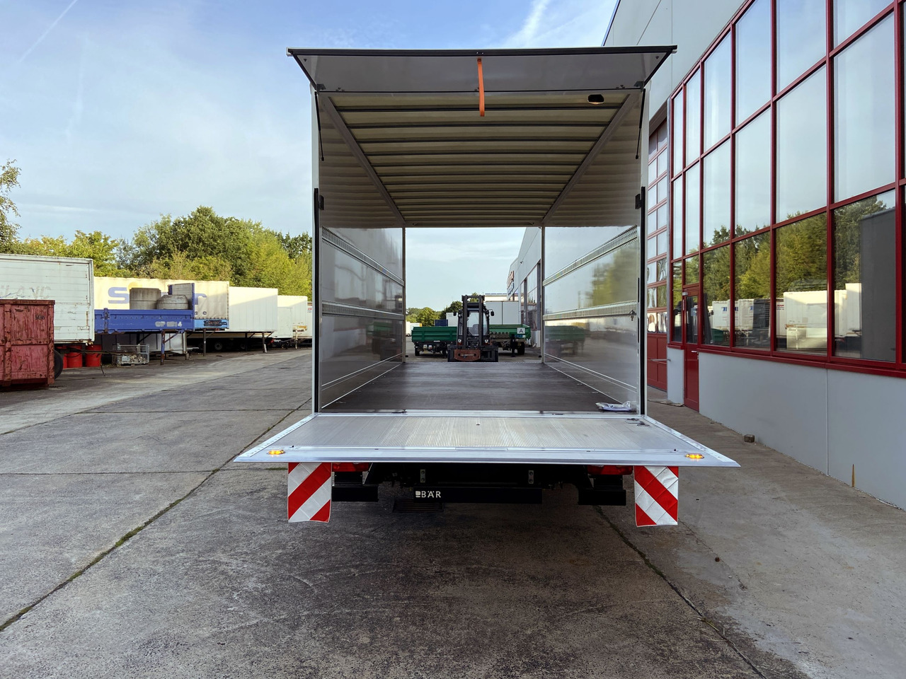 Möslein TK0105D-L Weiß Tandem Koffer, Ladebordwand 1,5 t + DurchladbarNeufahrzeug -- - Прицеп-фургон: фото 2 Möslein TK0105D-L Weiß Tandem Koffer, Ladebordwand 1,5 t + DurchladbarNeufahrzeug -- - Прицеп-фургон: фото 2