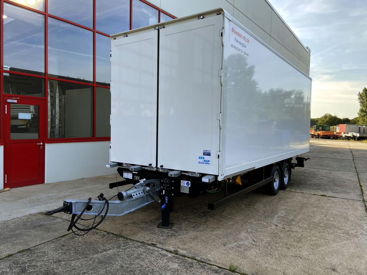 Möslein TK0105D-L Weiß Tandem Koffer, Ladebordwand 1,5 t + DurchladbarNeufahrzeug -- - Прицеп-фургон: фото 4 Möslein TK0105D-L Weiß Tandem Koffer, Ladebordwand 1,5 t + DurchladbarNeufahrzeug -- - Прицеп-фургон: фото 4