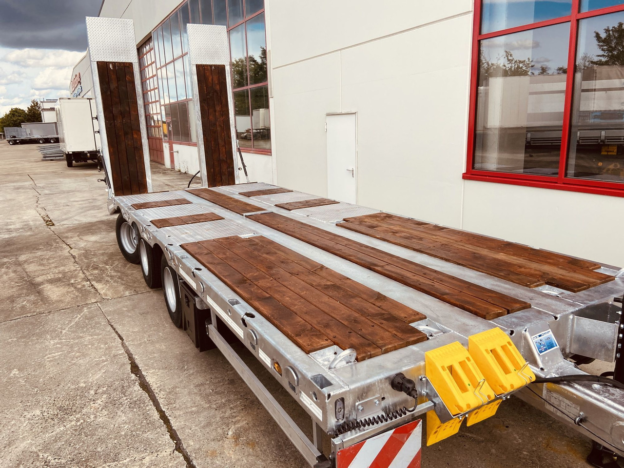 Möslein TT 34 Zugrohr Gerade 34 t GG Tridem- Tieflader 3 Achs, gelenktNeufahrzeug - Низкорамный прицеп: фото 2 Möslein TT 34 Zugrohr Gerade 34 t GG Tridem- Tieflader 3 Achs, gelenktNeufahrzeug - Низкорамный прицеп: фото 2