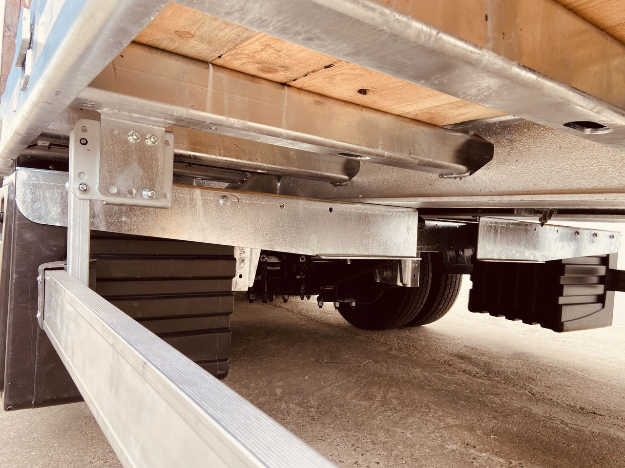 Möslein TT 34 Zugrohr Gerade 34 t GG Tridem- Tieflader 3 Achs, gelenktNeufahrzeug - Низкорамный прицеп: фото 3 Möslein TT 34 Zugrohr Gerade 34 t GG Tridem- Tieflader 3 Achs, gelenktNeufahrzeug - Низкорамный прицеп: фото 3