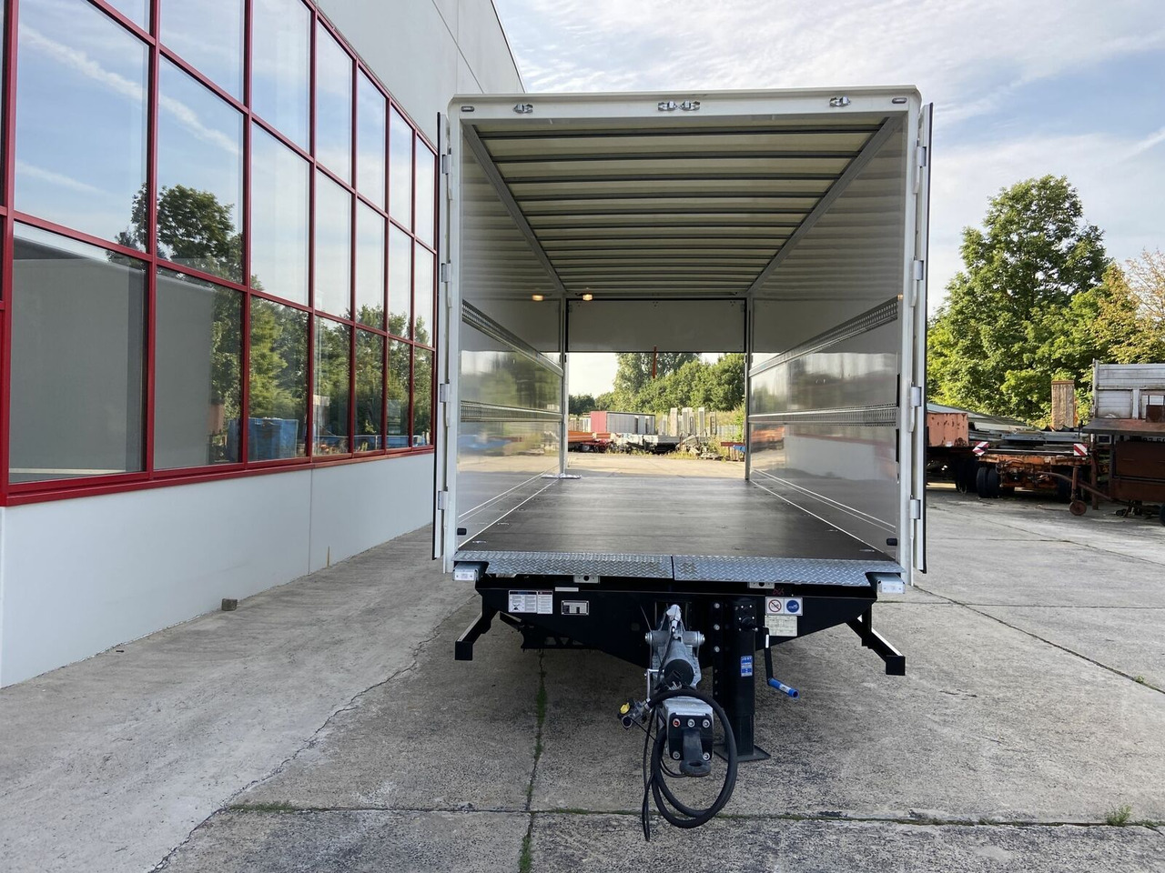 Möslein Tandem Koffer, Ladebordwand 1,5 t + Durchladbar - Прицеп-фургон: фото 3 Möslein Tandem Koffer, Ladebordwand 1,5 t + Durchladbar - Прицеп-фургон: фото 3
