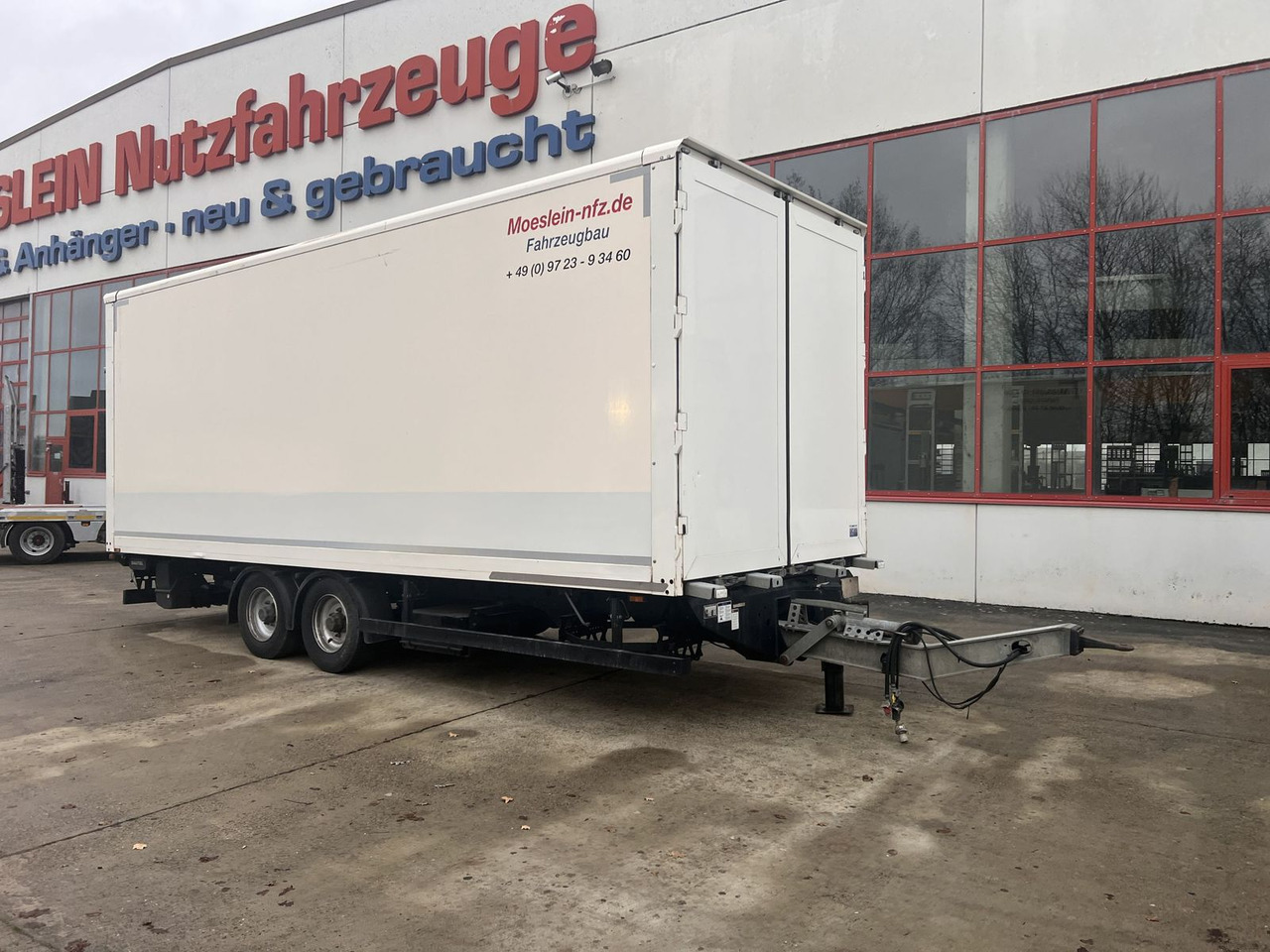 Möslein Tandem Koffer mit Ladebordwand 1,5 t + Durchlad - Прицеп-фургон: фото 2 Möslein Tandem Koffer mit Ladebordwand 1,5 t + Durchlad - Прицеп-фургон: фото 2