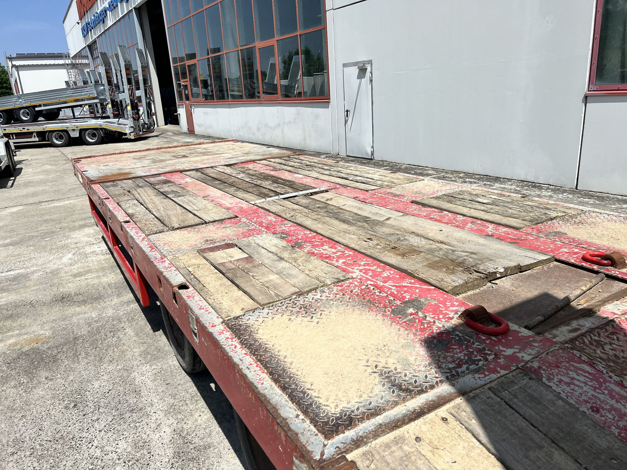 T3 3 Achs Tiefladeranhänger mit gerader Ladefläche - Низкорамный прицеп: фото 4 T3 3 Achs Tiefladeranhänger mit gerader Ladefläche - Низкорамный прицеп: фото 4