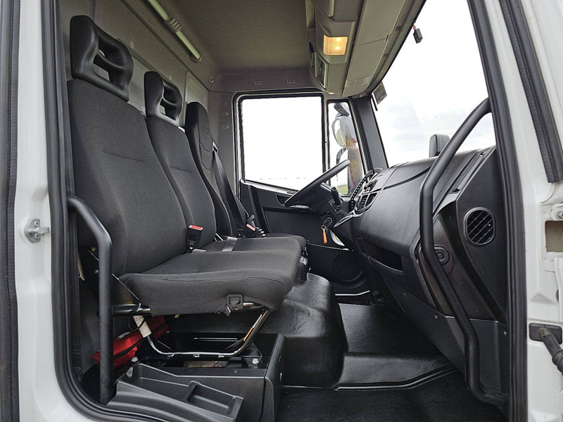 Фото интерьера 1: Грузовик с закрытым кузовом Iveco 160E28 EUROCARGO