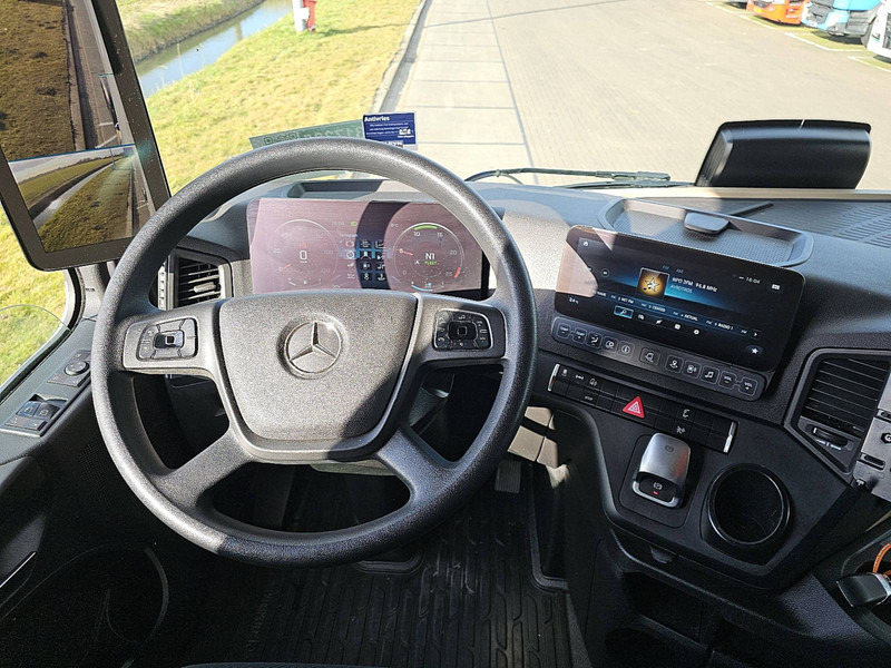 Фото интерьера 1: Тягач Mercedes-Benz ACTROS 1842 LS MP5 GIGASPACE