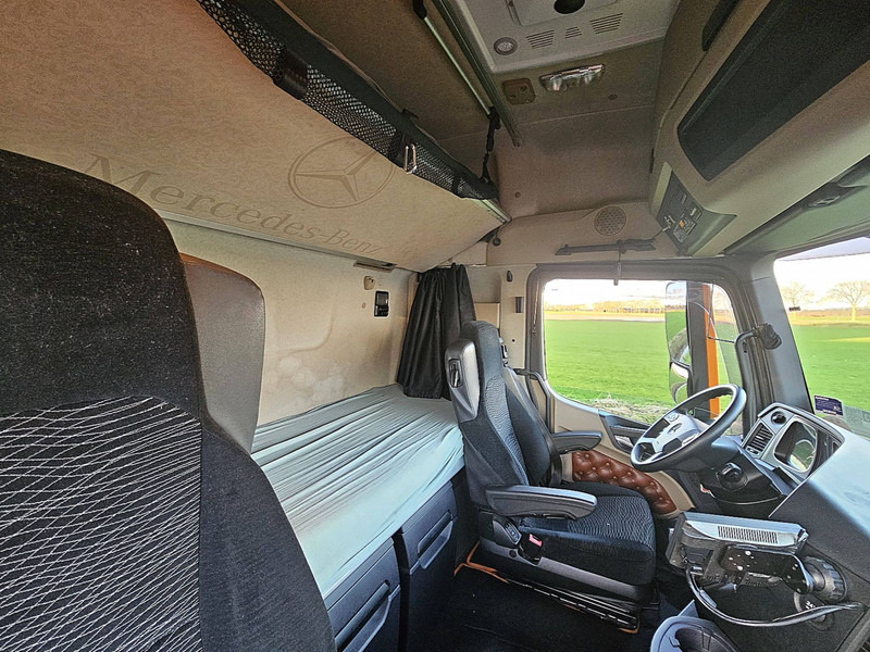 Фото интерьера 3: Тягач Mercedes-Benz ACTROS 2545 LS 6X2 RETARDER  BIGSP.