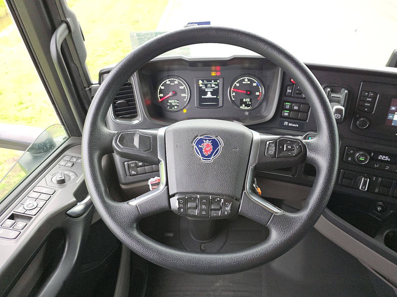 Фото интерьера 2: Тягач Scania S450 RETARDER 2X TANK Фото интерьера 2: Тягач Scania S450 RETARDER 2X TANK