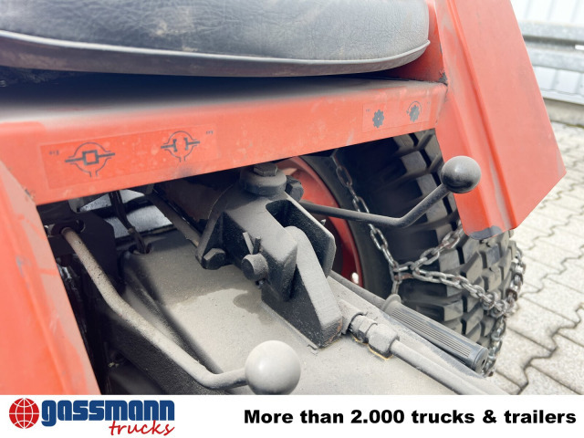 Hako V 490 mit Schneeschild und Ketten - Коммунальный трактор: фото 3 Hako V 490 mit Schneeschild und Ketten - Коммунальный трактор: фото 3