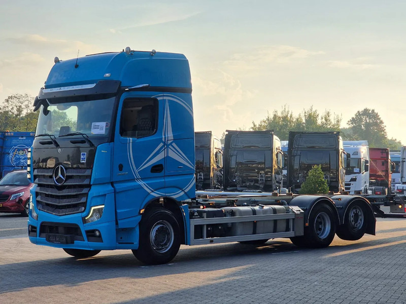 Mercedes-Benz Actros 2553 6x2 - BDF - Retarder - 4.90 WB - Loadlift - Full air - Грузовик-контейнеровоз/ Сменный кузов: фото 3 Mercedes-Benz Actros 2553 6x2 - BDF - Retarder - 4.90 WB - Loadlift - Full air - Грузовик-контейнеровоз/ Сменный кузов: фото 3