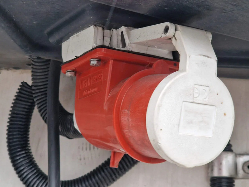 Изотермический полуприцеп Schmitz Cargobull SCB*S3B - Thermoking SLXe 200 - Rohrbahnen / Meat rails - Lift axle - SAF Axle: фото 15 Изотермический полуприцеп Schmitz Cargobull SCB*S3B - Thermoking SLXe 200 - Rohrbahnen / Meat rails - Lift axle - SAF Axle: фото 15