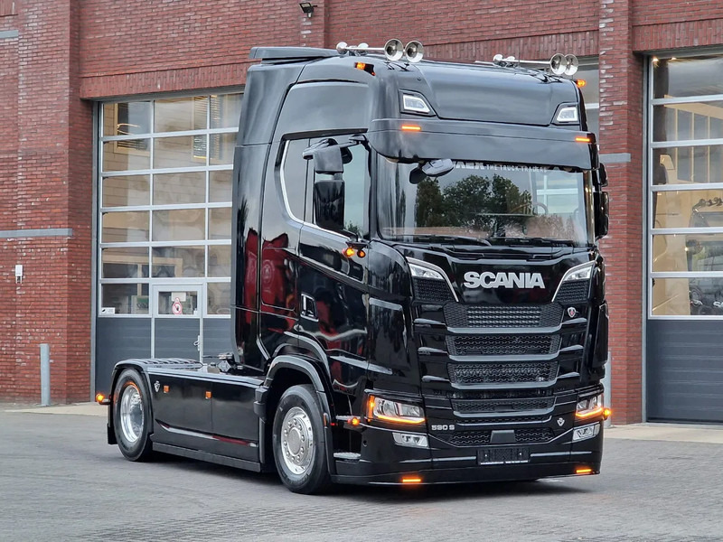 Scania 590S V8 NGS Highline 4x2 - New show truck - Full spec - Retarder - Leather - Full air - BUFFL - Тягач: фото 3 Scania 590S V8 NGS Highline 4x2 - New show truck - Full spec - Retarder - Leather - Full air - BUFFL - Тягач: фото 3