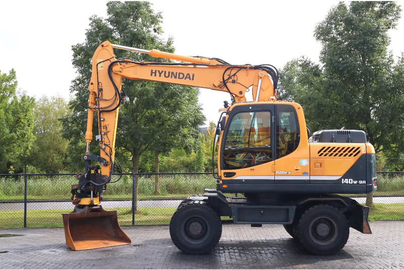 Hyundai ROBEX 140W-9A | ROTOTILT | BUCKET | ONLY 3502 HOUR! | GOOD TIRES - Колёсный экскаватор: фото 1 Hyundai ROBEX 140W-9A | ROTOTILT | BUCKET | ONLY 3502 HOUR! | GOOD TIRES - Колёсный экскаватор: фото 1
