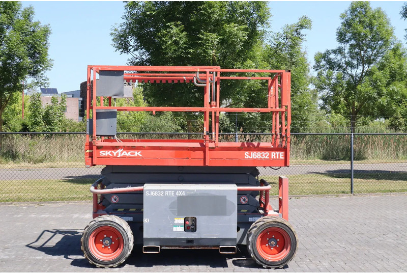 Skyjack SJ 6832 RTE | 12 METER | 454 KG - Ножничный подъемник: фото 1 Skyjack SJ 6832 RTE | 12 METER | 454 KG - Ножничный подъемник: фото 1