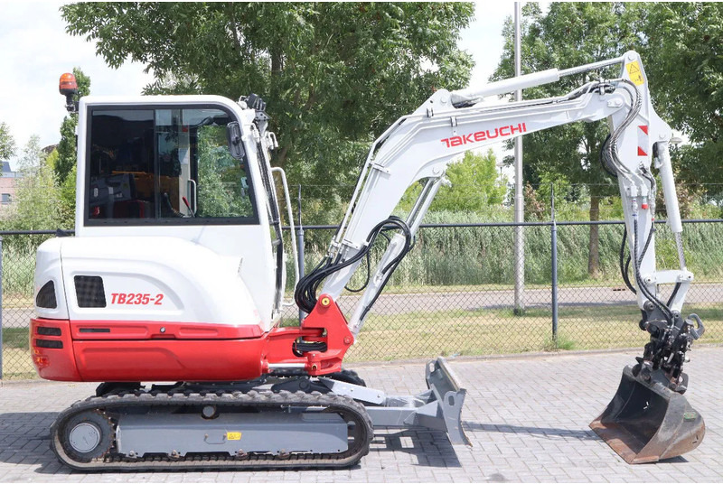 Takeuchi TB235-2 | TREE CUTTER | GRAB | TILT + 5 ATTACHMENTS - Мини-экскаватор: фото 5 Takeuchi TB235-2 | TREE CUTTER | GRAB | TILT + 5 ATTACHMENTS - Мини-экскаватор: фото 5