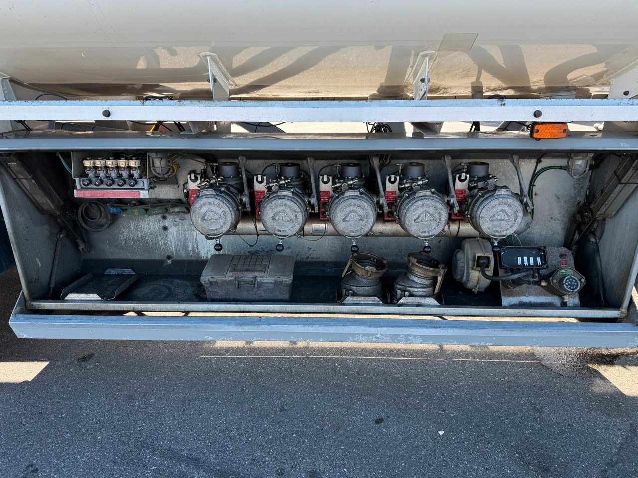HMK Bilcon 27.000 l. ADR 5 compartment - Прицеп-цистерна: фото 5 HMK Bilcon 27.000 l. ADR 5 compartment - Прицеп-цистерна: фото 5
