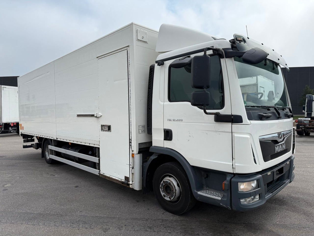 MAN TGL 12.220 4x2 Euro 6 Koffer - Грузовик с закрытым кузовом: фото 2 MAN TGL 12.220 4x2 Euro 6 Koffer - Грузовик с закрытым кузовом: фото 2