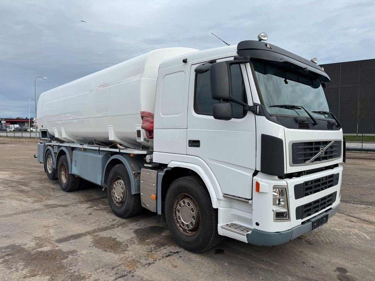 Volvo FM 440 8x2*6 24.000 l. ADR Tanktruck - Грузовик-цистерна: фото 2 Volvo FM 440 8x2*6 24.000 l. ADR Tanktruck - Грузовик-цистерна: фото 2