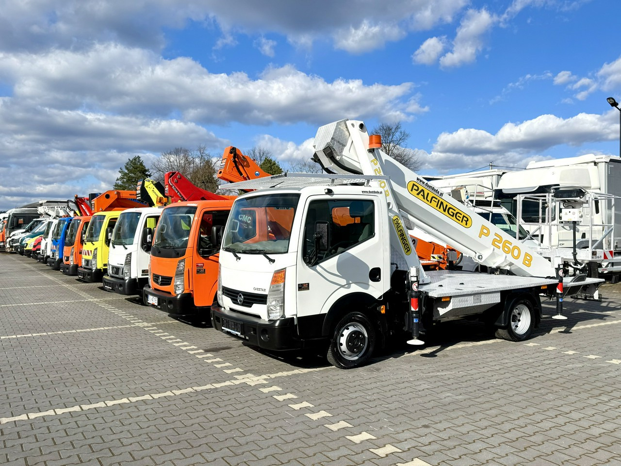 Грузовик с подъемником Nissan Cabstar: фото 1