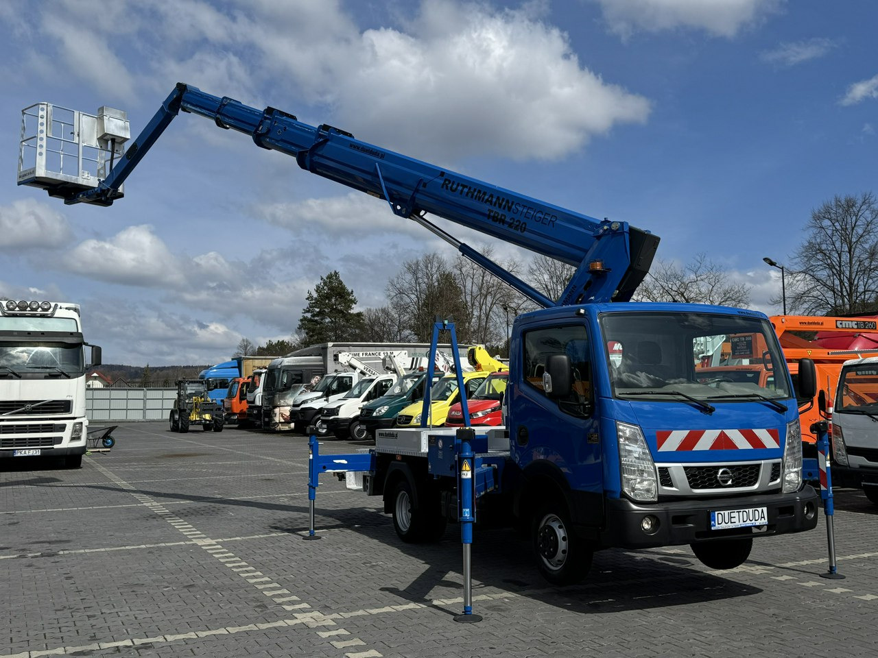 Nissan Cabstar - Грузовик с подъемником: фото 4 Nissan Cabstar - Грузовик с подъемником: фото 4