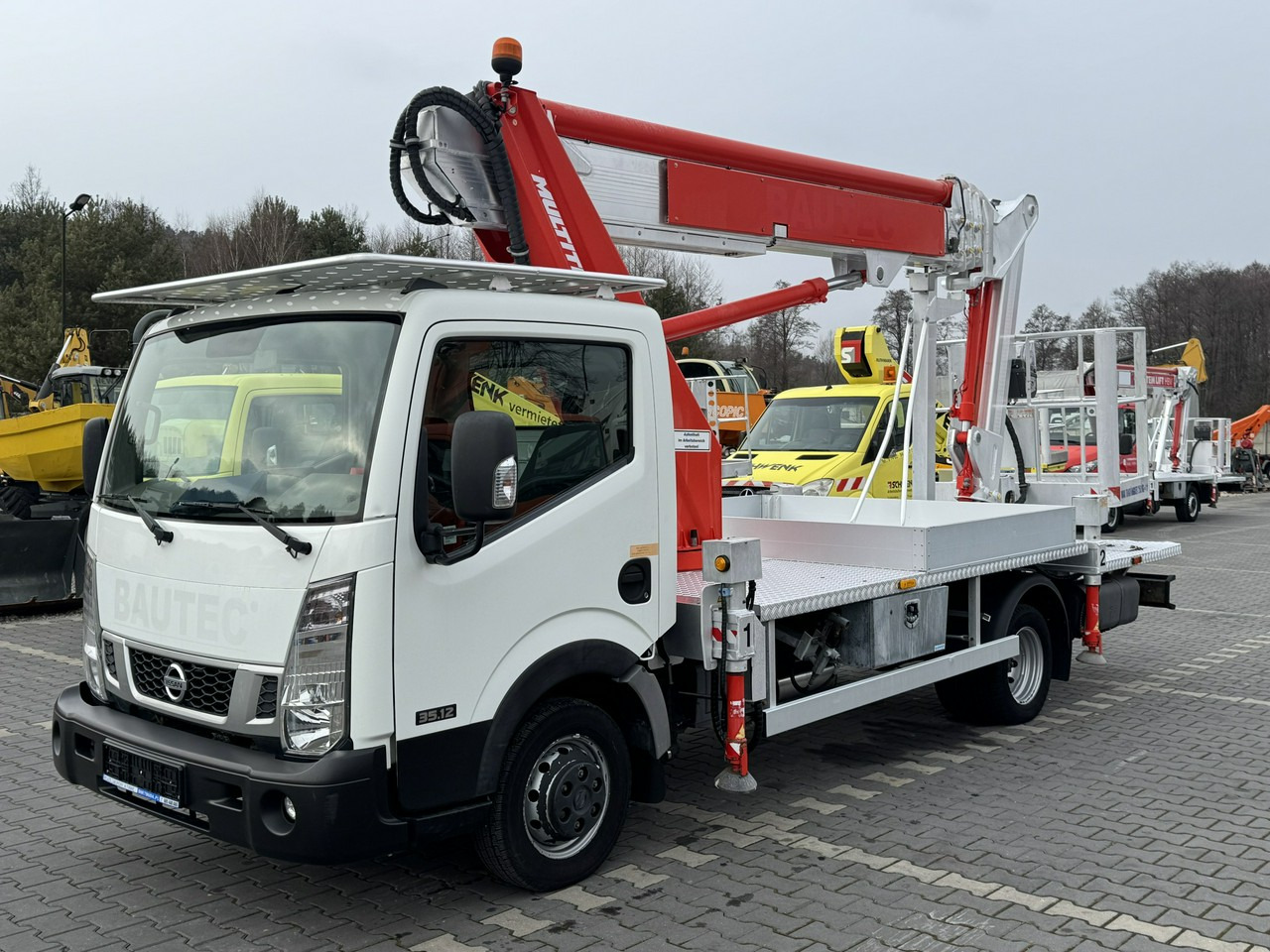 Nissan Cabstar - Грузовик с подъемником: фото 2 Nissan Cabstar - Грузовик с подъемником: фото 2