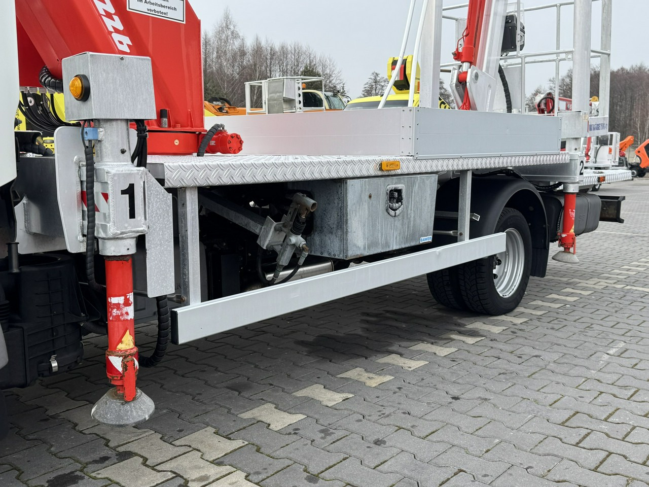 Nissan Cabstar - Грузовик с подъемником: фото 5 Nissan Cabstar - Грузовик с подъемником: фото 5