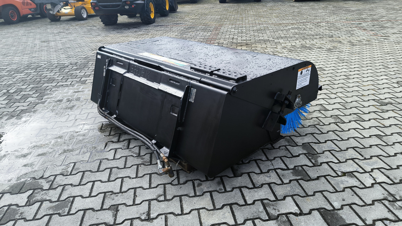 BOBCAT SWEEPER 72 - Щетка для Мини-погрузчиков с бортовым поворотом: фото 4 BOBCAT SWEEPER 72 - Щетка для Мини-погрузчиков с бортовым поворотом: фото 4