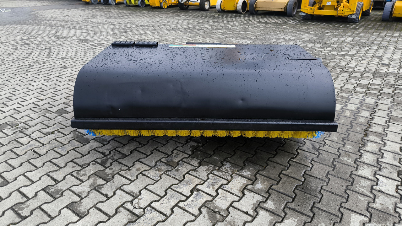 BOBCAT SWEEPER 72 - Щетка для Мини-погрузчиков с бортовым поворотом: фото 2 BOBCAT SWEEPER 72 - Щетка для Мини-погрузчиков с бортовым поворотом: фото 2