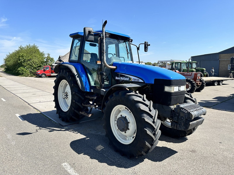 New Holland 8260 - Трактор: фото 4 New Holland 8260 - Трактор: фото 4