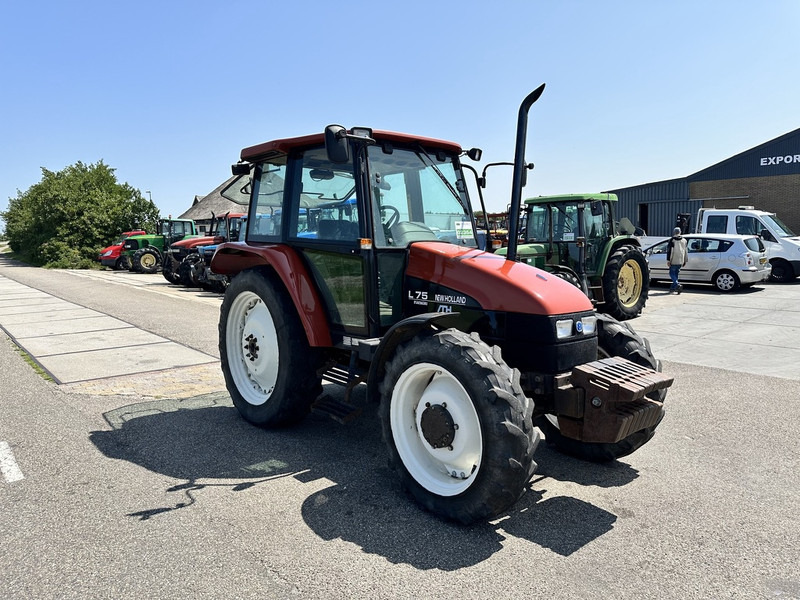 New Holland L 75 - Трактор: фото 5 New Holland L 75 - Трактор: фото 5