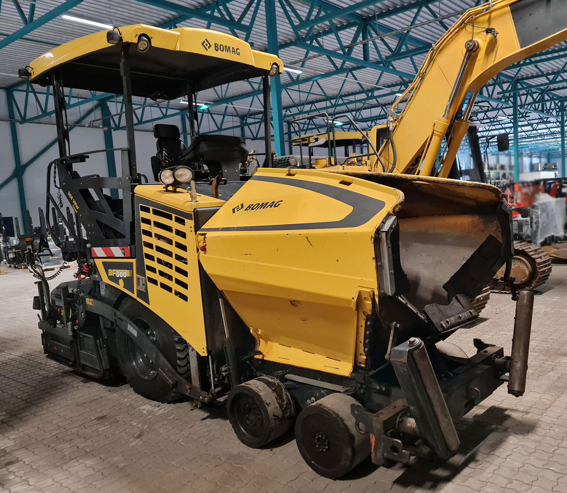 Bomag BF 300 P-2 - Асфальтоукладчик: фото 3 Bomag BF 300 P-2 - Асфальтоукладчик: фото 3