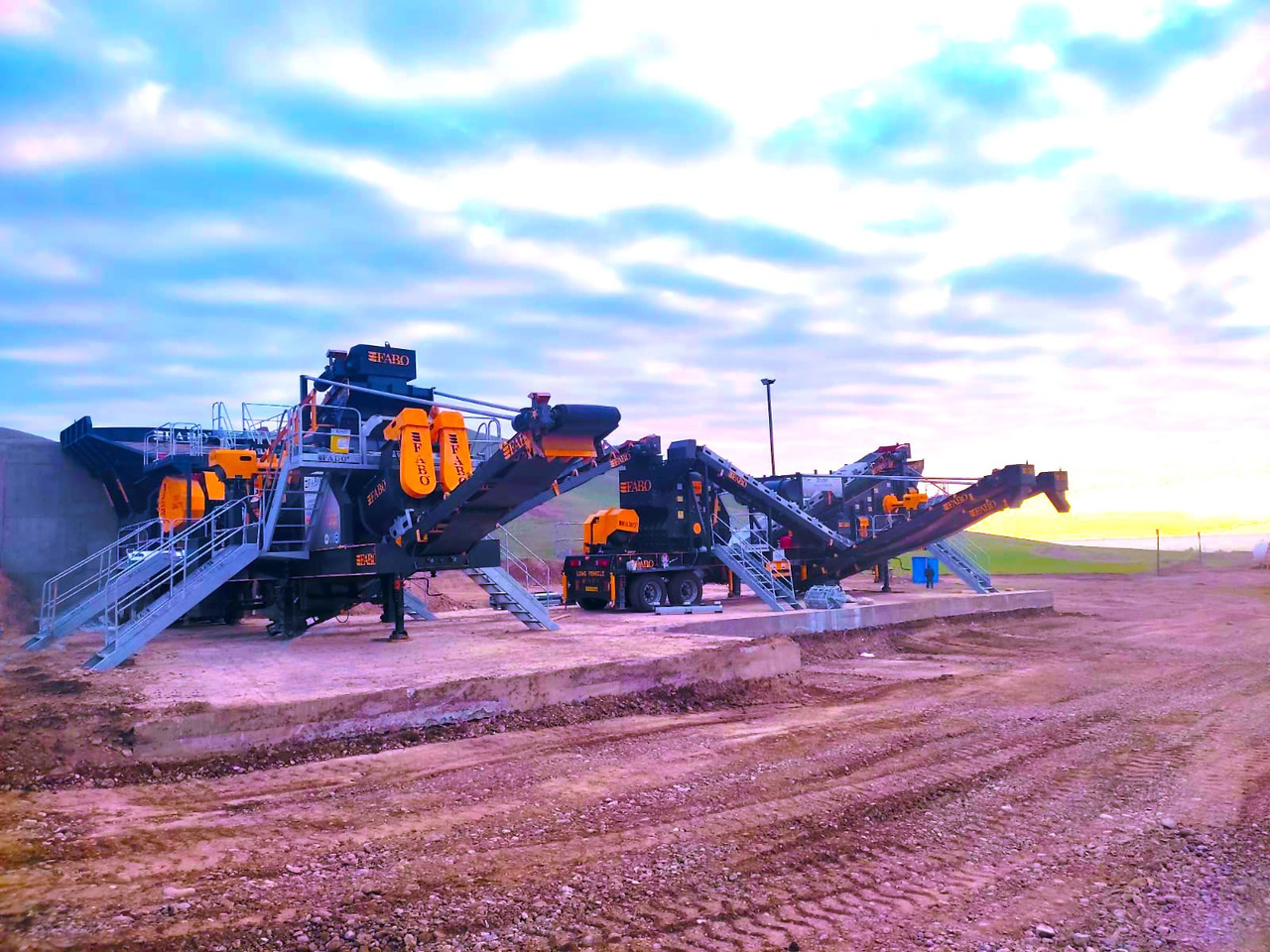 FABO MDMK-03 SERIES MOBILE CRUSHING & SCREENING PLANT - Мобильная дробилка: фото 2 FABO MDMK-03 SERIES MOBILE CRUSHING & SCREENING PLANT - Мобильная дробилка: фото 2