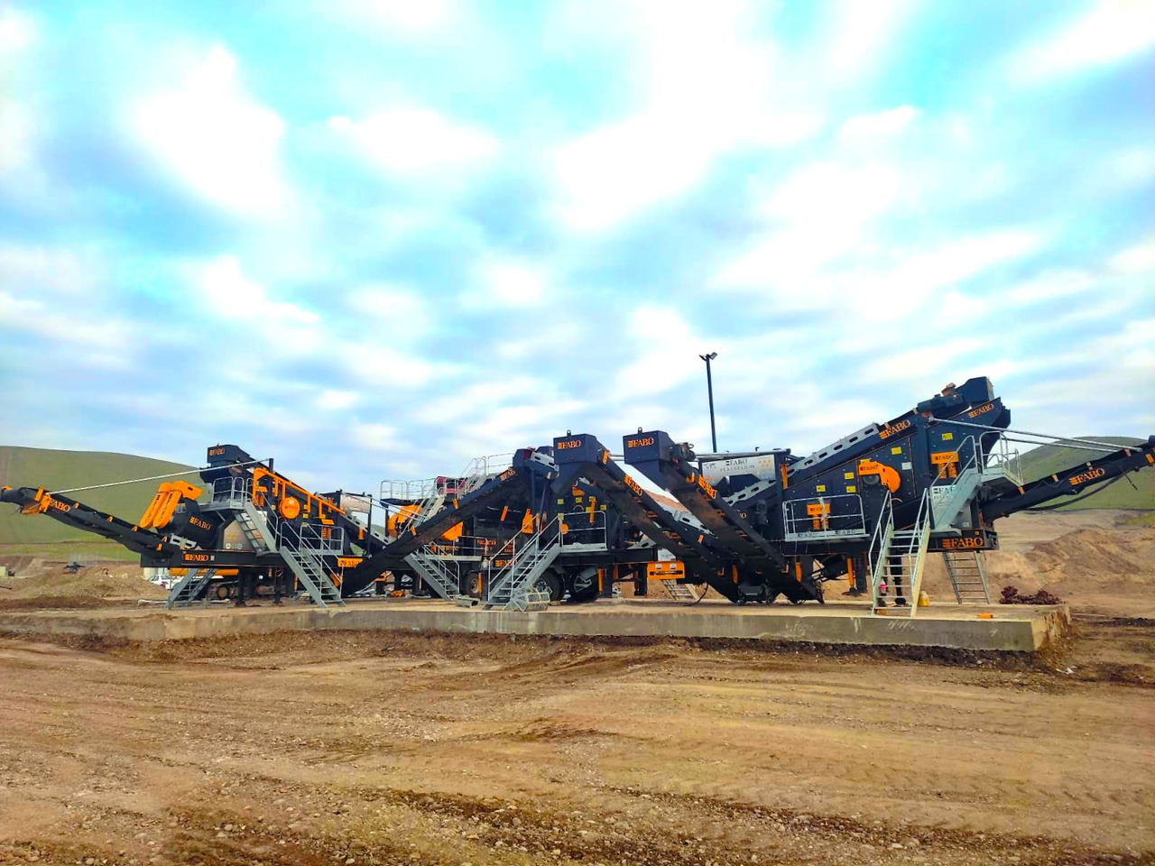 FABO MDMK-03 SERIES MOBILE CRUSHING & SCREENING PLANT - Мобильная дробилка: фото 5 FABO MDMK-03 SERIES MOBILE CRUSHING & SCREENING PLANT - Мобильная дробилка: фото 5