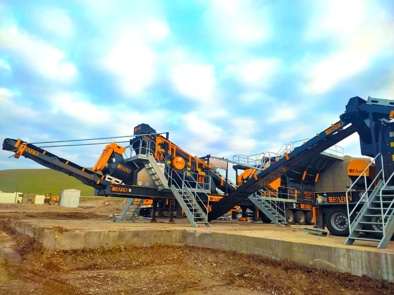 FABO MDMK-03 SERIES MOBILE CRUSHING & SCREENING PLANT - Мобильная дробилка: фото 3 FABO MDMK-03 SERIES MOBILE CRUSHING & SCREENING PLANT - Мобильная дробилка: фото 3